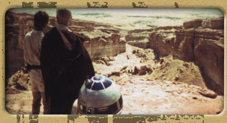 Luke, Ben i Artoo spogl╣daj╣ w strone... Mos Eisley.