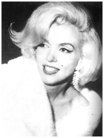 Marilyn na moment przed wej╢ciem do Madison Square Garden