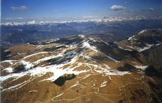  Vrchol Monte Grappa s masφvem Alp v pozadφ 